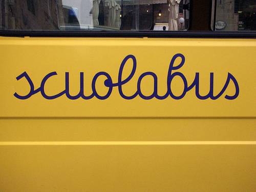 Dimentica bambina sullo scuolabus e va a mangiare: autista aggredito dal padre
