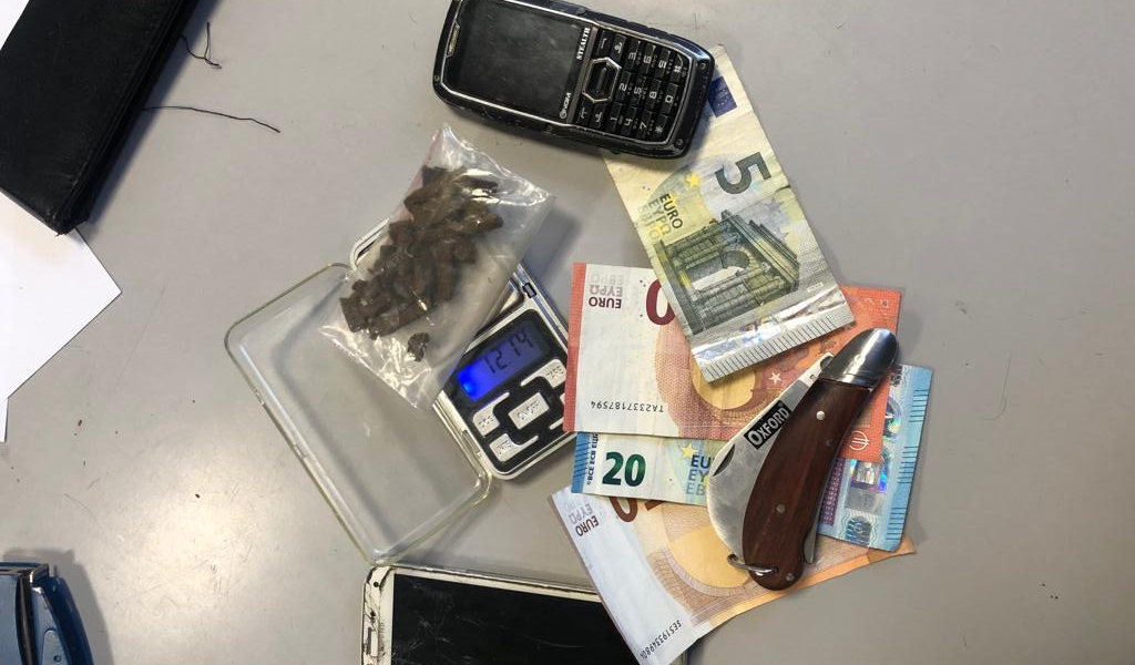 Pavia: spaccia davanti ai giardini dell’Esselunga, arrestato 29enne