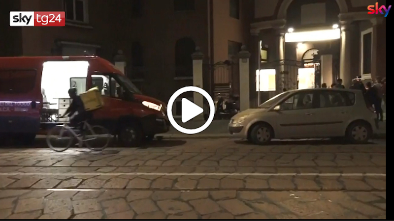 Crolla il controsoffitto al cinema: ferita una coppia VIDEO