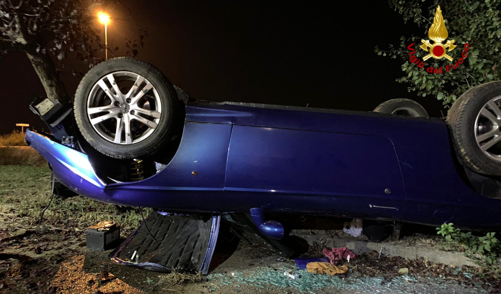 A ruote all’aria con la decappottabile, paura per un 29enne FOTO