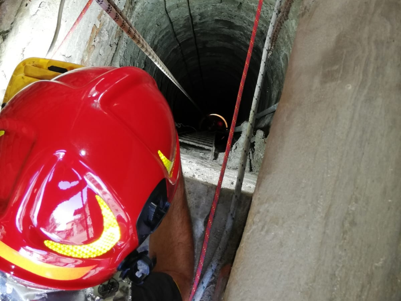 Gattina precipita in un pozzo profondo 15 metri:  salvata dai Vigili del Fuoco