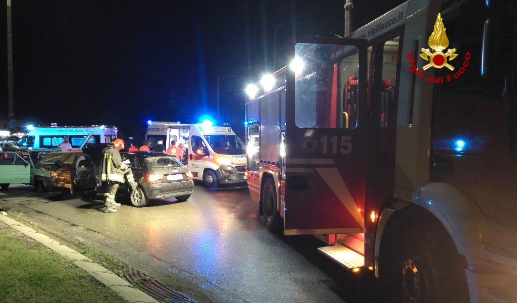 Schianto frontale tra due auto a San Martino: 3 feriti FOTO