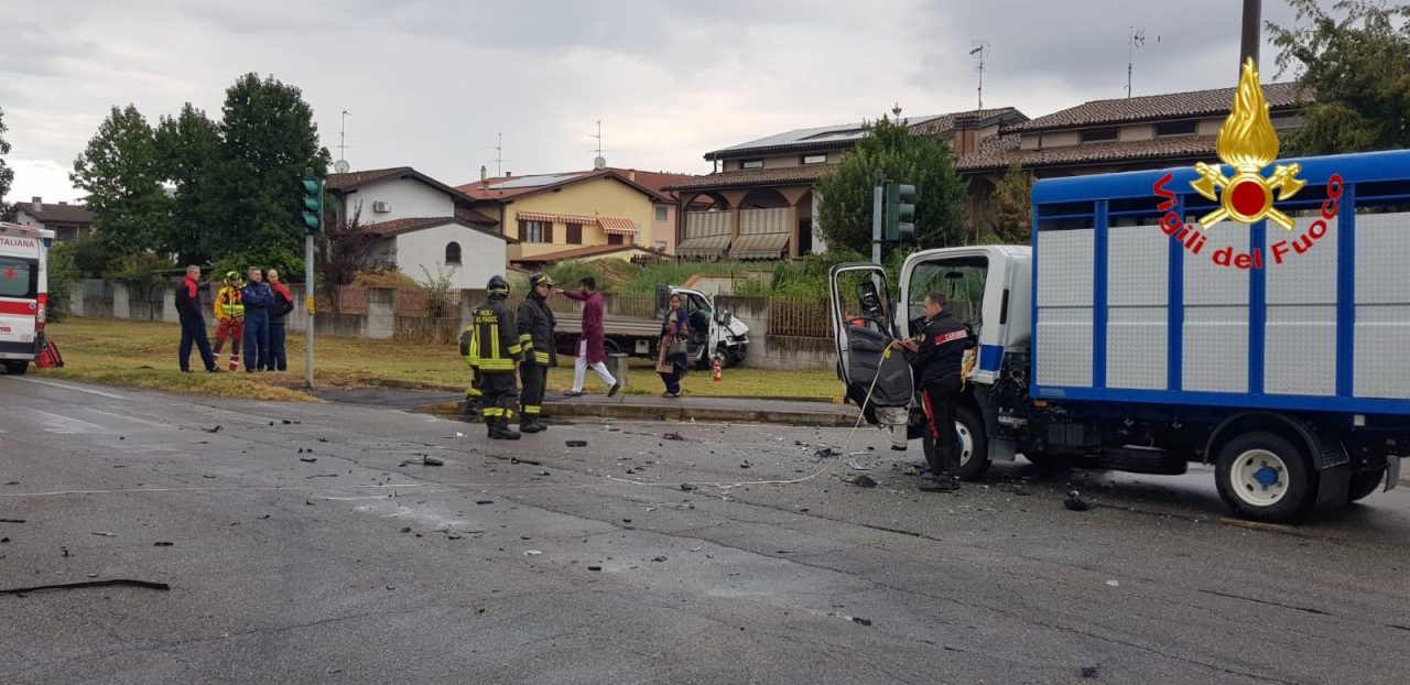 Schianto tra furgoni, 56enne elitrasportato al San Matteo