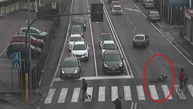 Finge investimento sulle strisce, le telecamere lo smascherano VIDEO