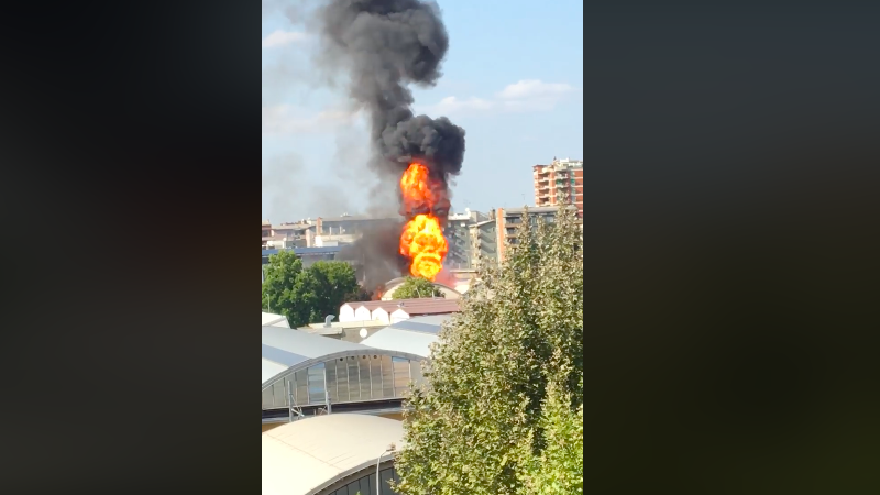 Capannone in fiamme nella zona industriale di Trezzano