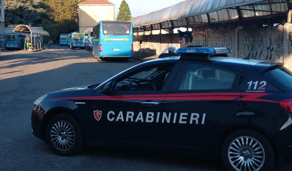 Aggredisce i carabinieri per sfuggire al controllo: arrestato pusher
