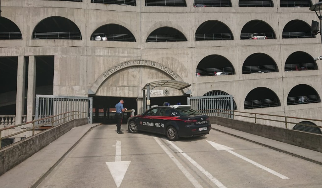 Minorenne aggredisce e deruba un pensionato: incastrato dai video di sicurezza