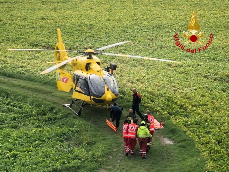 Tampona mezzo pesante e si schianta contro guard rail, 84enne incastrato nel furgone