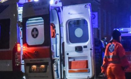 Con l'auto contro un ostacolo, 27enne in ospedale SIRENE DI NOTTE