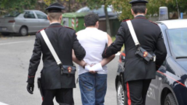 Non vede i Carabinieri arrivare: spacciatore ipovedente arrestato