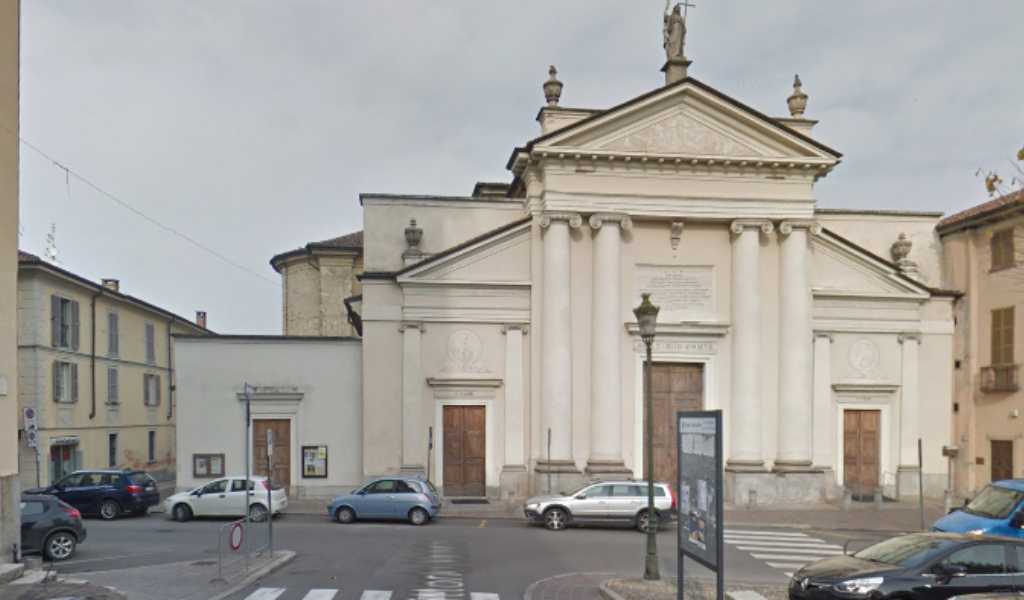 Stradella, per scommessa si arrampica sul tetto della chiesa e bacia la statua della “Fede”