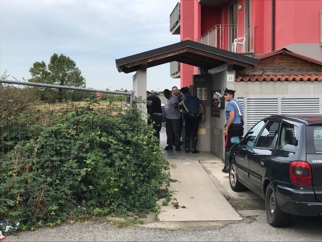 Tragedia nel Milanese, ragazza trovata morta in casa: s’indaga per femminicidio