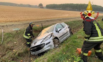 Fuori strada con l'auto a Villanterio: feriti tre giovanissimi FOTO