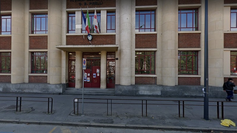 Morto il bambino precipitato dalle scale della scuola a Milano