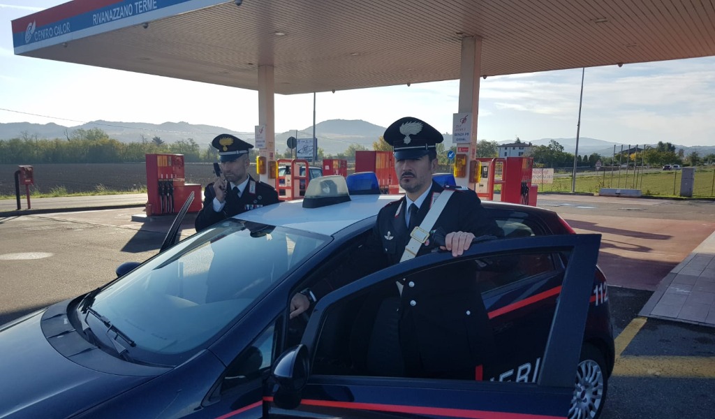 Rubano carta carburante e fanno benzina “gratis” per 5mila euro