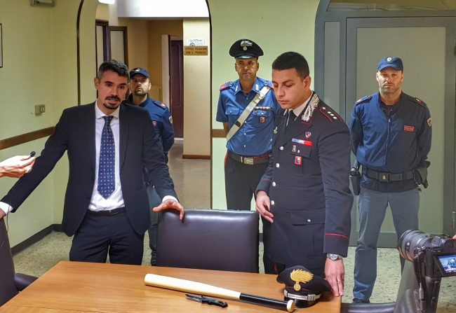Insegnante elementare si filmava con coltelli e lanciava minacce razziste sui social