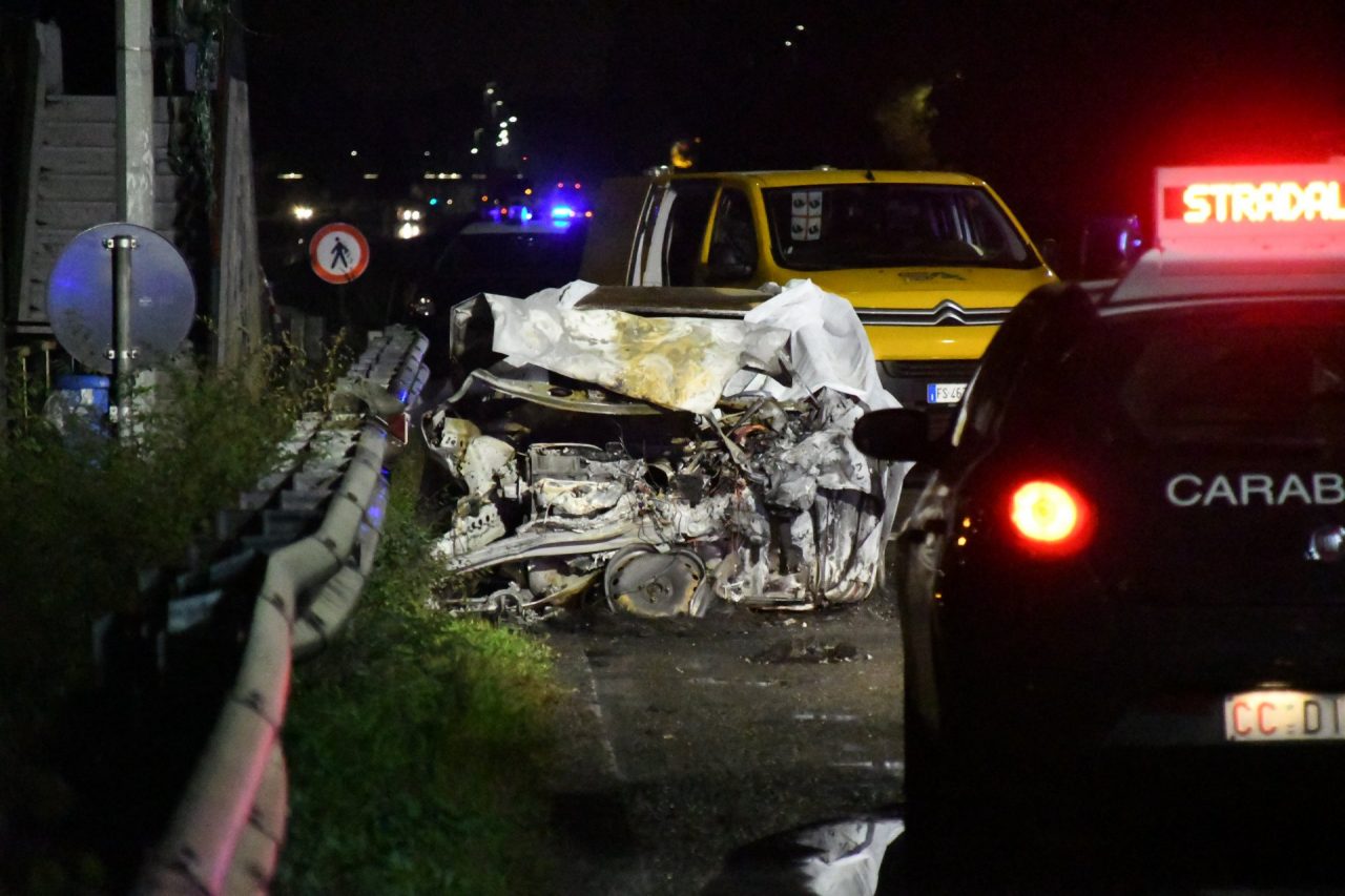 Tragico frontale: ragazzo muore carbonizzato nella sua auto dopo lo schianto FOTO