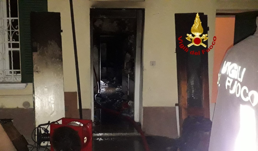 Incendio in appartamento a Pavia: proprietario ustionato FOTO