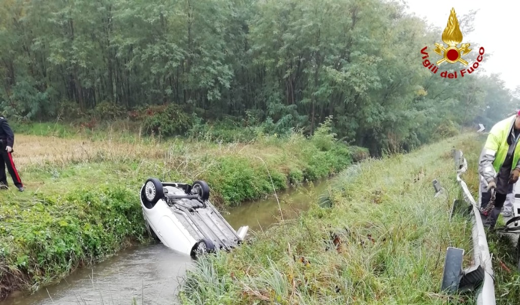Esce di strada e finisce in un canale, i VVFF recuperano l’auto FOTO