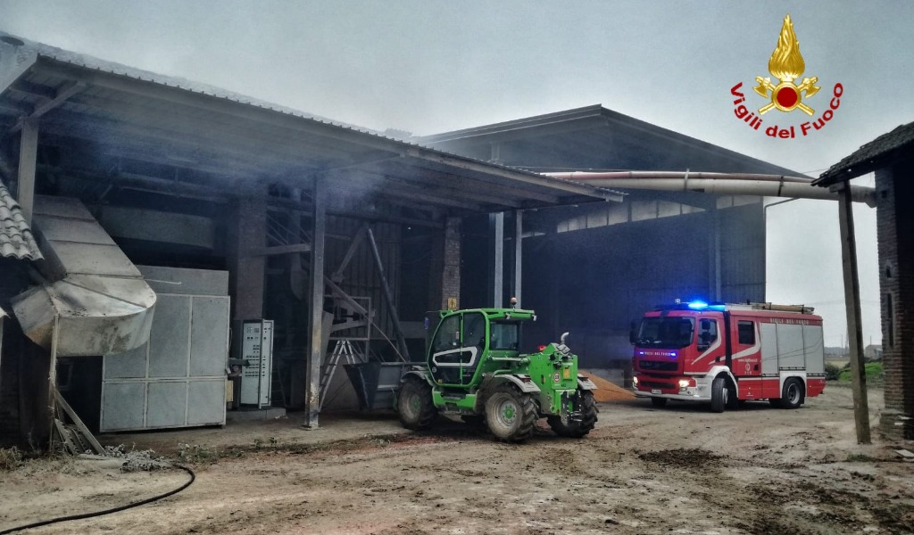 Silos in fiamme a Mede: l’intervento dei Vigili del Fuoco