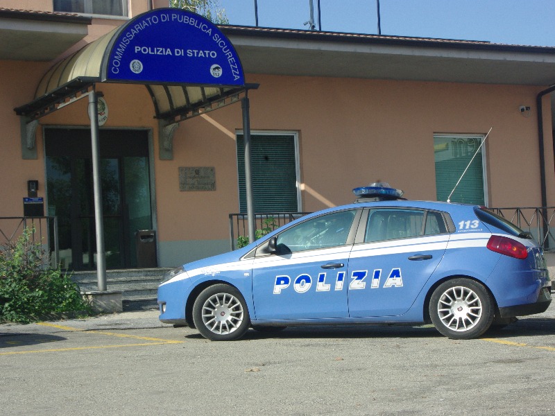 Sola e senza soldi chiede aiuto al Commissariato: la Volante la porta a casa