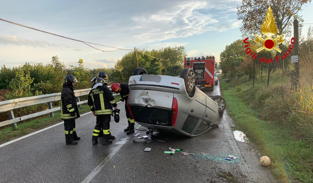 Si ribalta con l’auto sulla sede stradale, paura per un 24enne FOTO