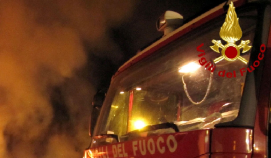 Incendio in palazzina a Stradella: soccorse due donne SIRENE DI NOTTE