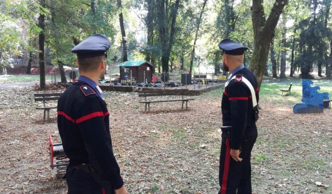 34enne si siede accanto a due ragazzine e inizia a masturbarsi