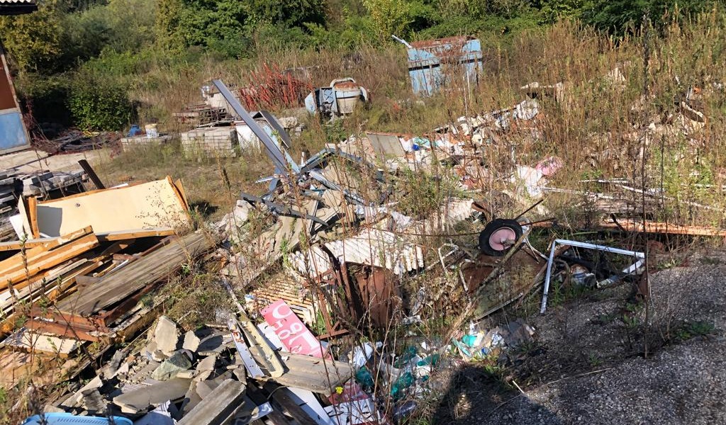 Vigevano, scoperta discarica abusiva: 2.000 metri cubi di rifiuti in un’area di 5.000 metri quadrati