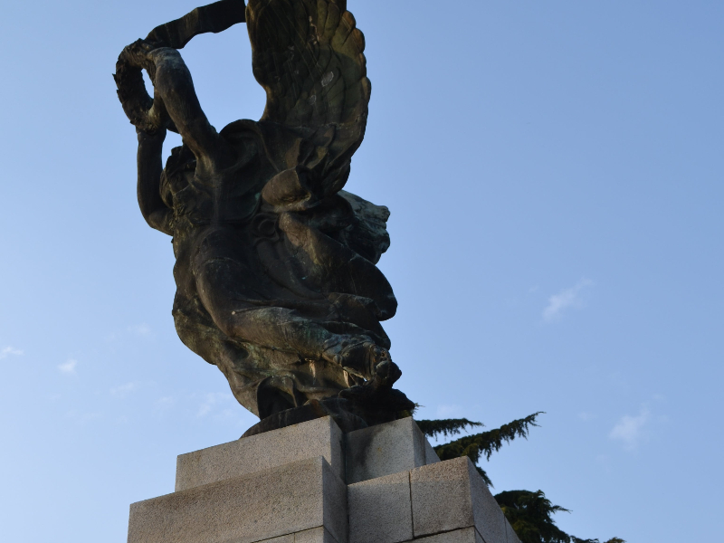 Tenta il suicidio lanciandosi dalla statua della Vittoria Alata di Casteggio