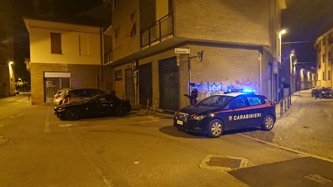 Rapina un negozio di parrucchiere a Voghera: denunciato 17enne