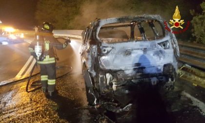 Auto prende fuoco sulla A7 a Bereguardo FOTO