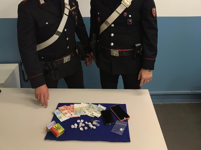 Sorpreso a vendere droga a un 15enne: arrestato pusher 19enne