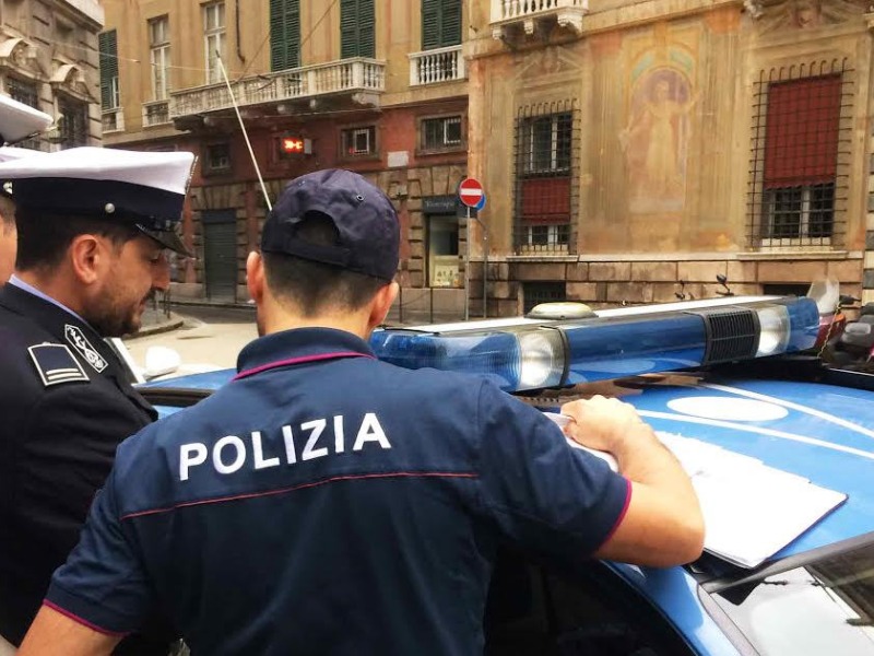 A bordo di motorino rubato, alla vista degli Agenti si danno alla fuga