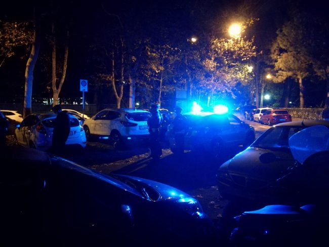 Freddato nei box con sette colpi di pistola