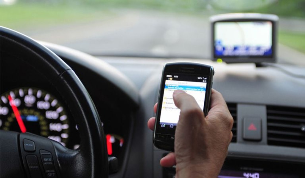 Cellulare alla guida: numerose contravvenzioni rilevate dalla Polizia Stradale