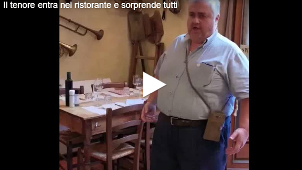 Il tenore entra nel ristorante e sorprende tutti VIDEO VIRALE