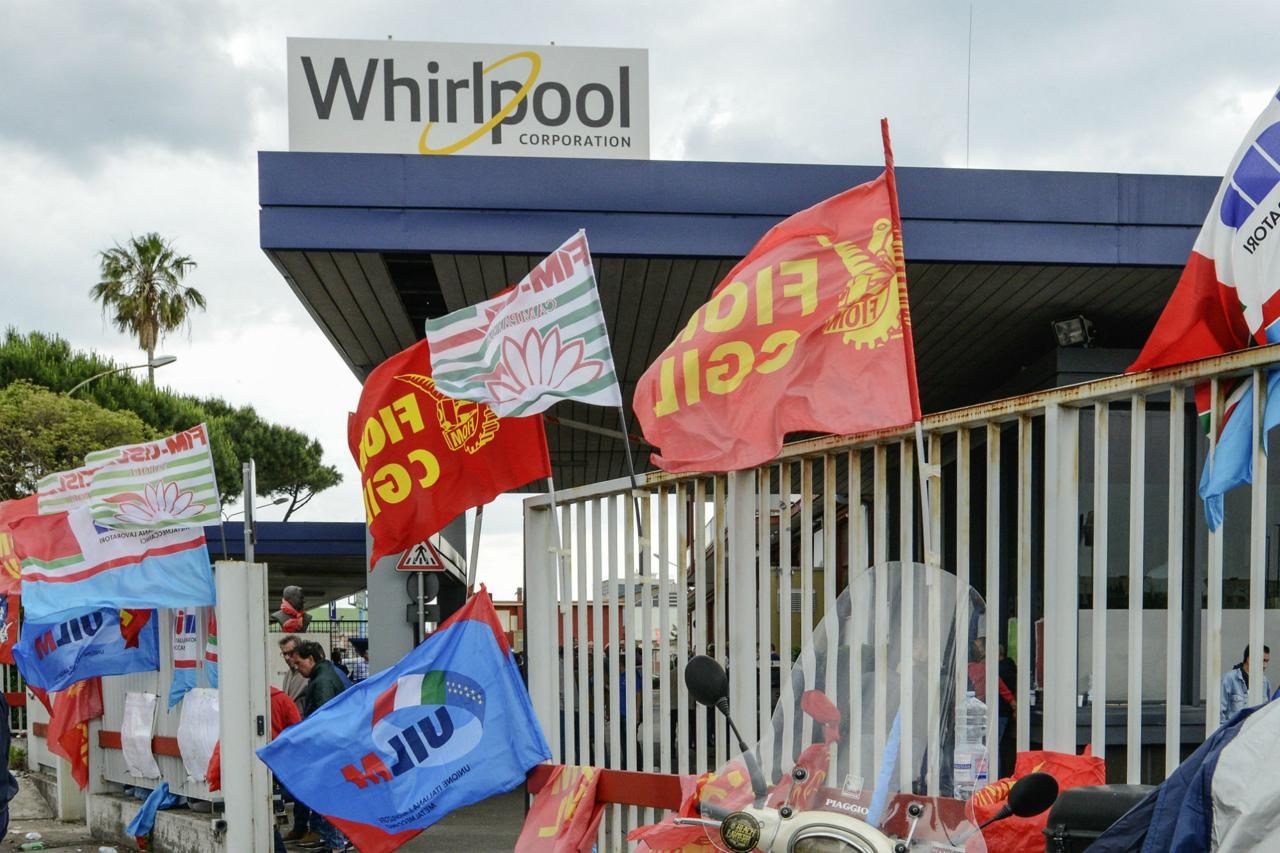 Crisi Whirlpool, lo stabilimento di Napoli chiude. “Porte aperte in Lombardia e a Varese”