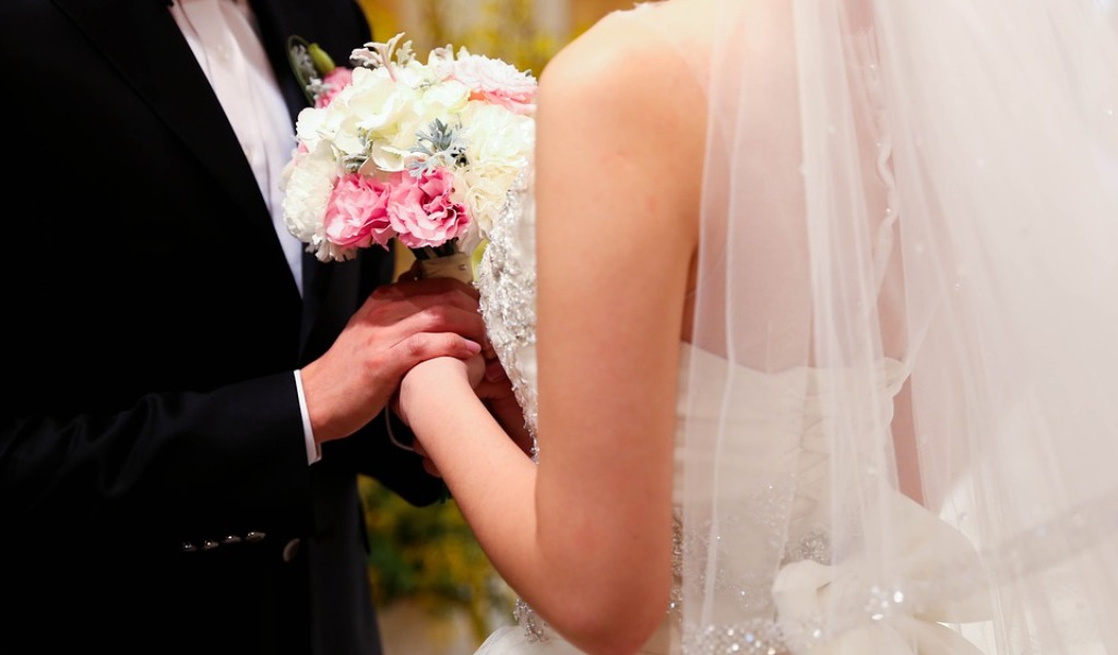 Matrimonio interrotto: sposo e sposa arrestati durante il sì