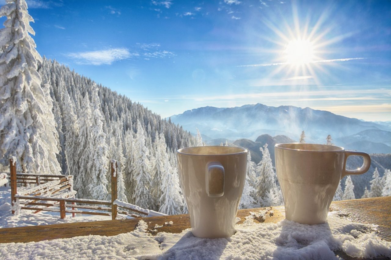 Vacanze sulla neve? Flirt, sci e cioccolate calde