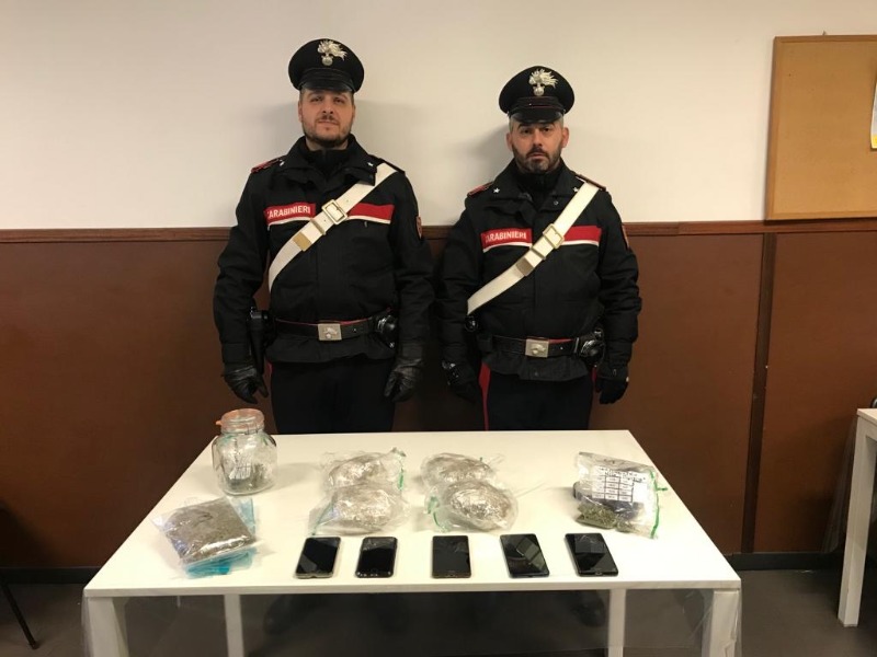 Spacciano marijuana davanti alle scuole medie: arrestati