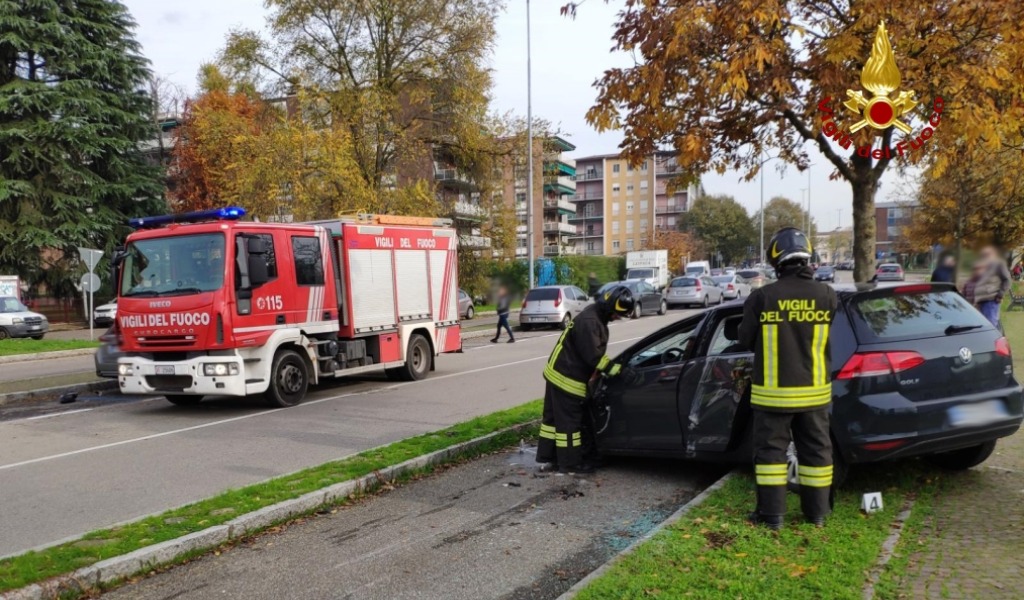 Due auto si scontrano e una finisce a ruote all’aria: un ferito