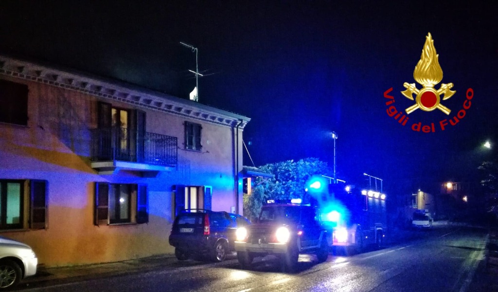 Canna fumaria in fiamme, i Vigili del fuoco limitano i danni
