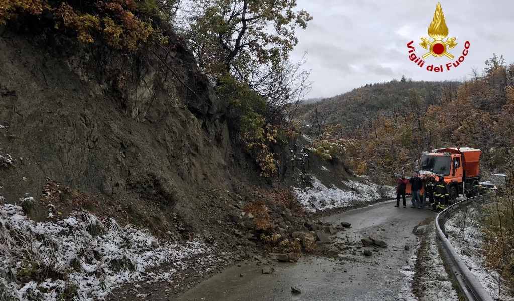 Frana sulla SP91 tra Varzi e Castellaro: strada chiusa FOTO