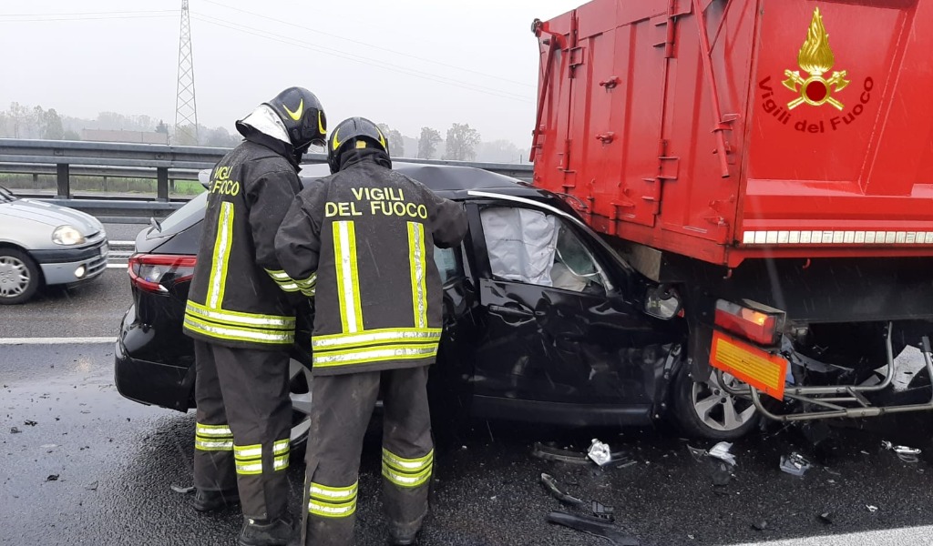 Auto tampona camion e si incastra sotto il cassone FOTO
