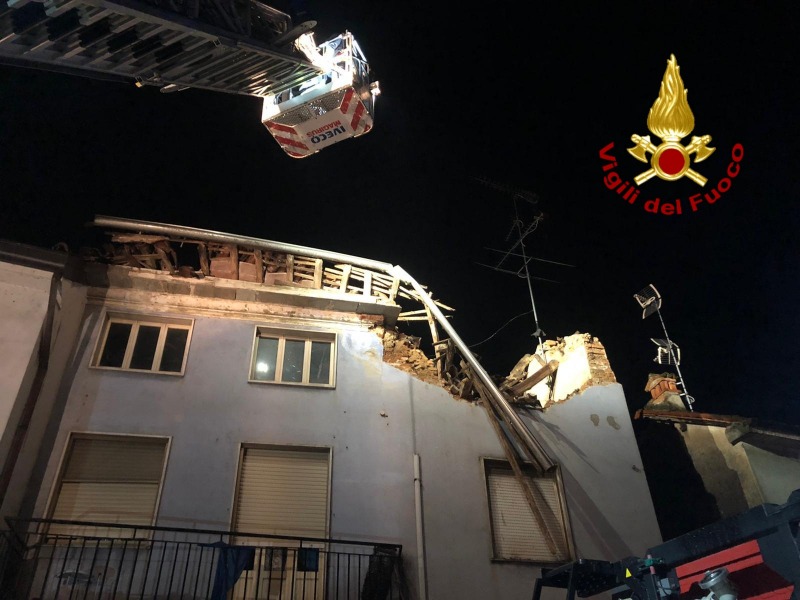 Crolla palazzina a Tromello: due persone in salvo FOTO