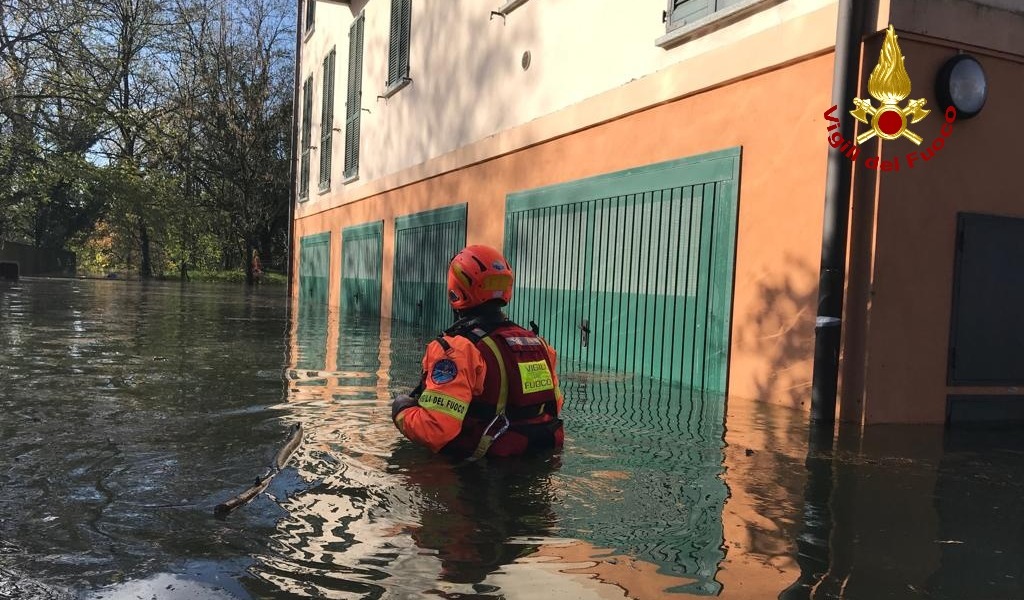 Esondazione Ticino Pavia: evacuati in gommone dal rione Borgo
