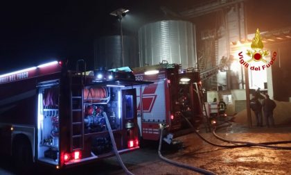 Incendio silos a Garlasco: a fuoco 500 quintali di riso FOTO