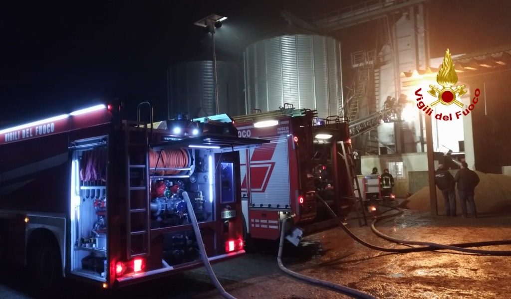 Incendio silos a Garlasco: a fuoco 500 quintali di riso FOTO