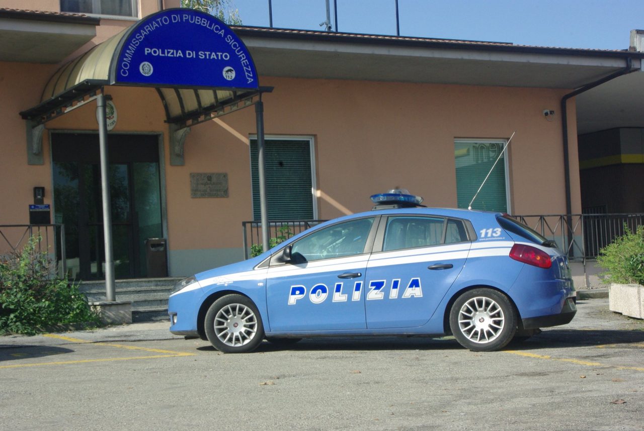 Picchiata dal marito corre in strada a chiedere aiuto